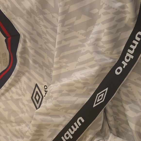 Umbro UO Exclusive V-Neck Long Sleeve Boxy Tee, Size M, Retail Price $39.00 USD - Picture 12 of 12